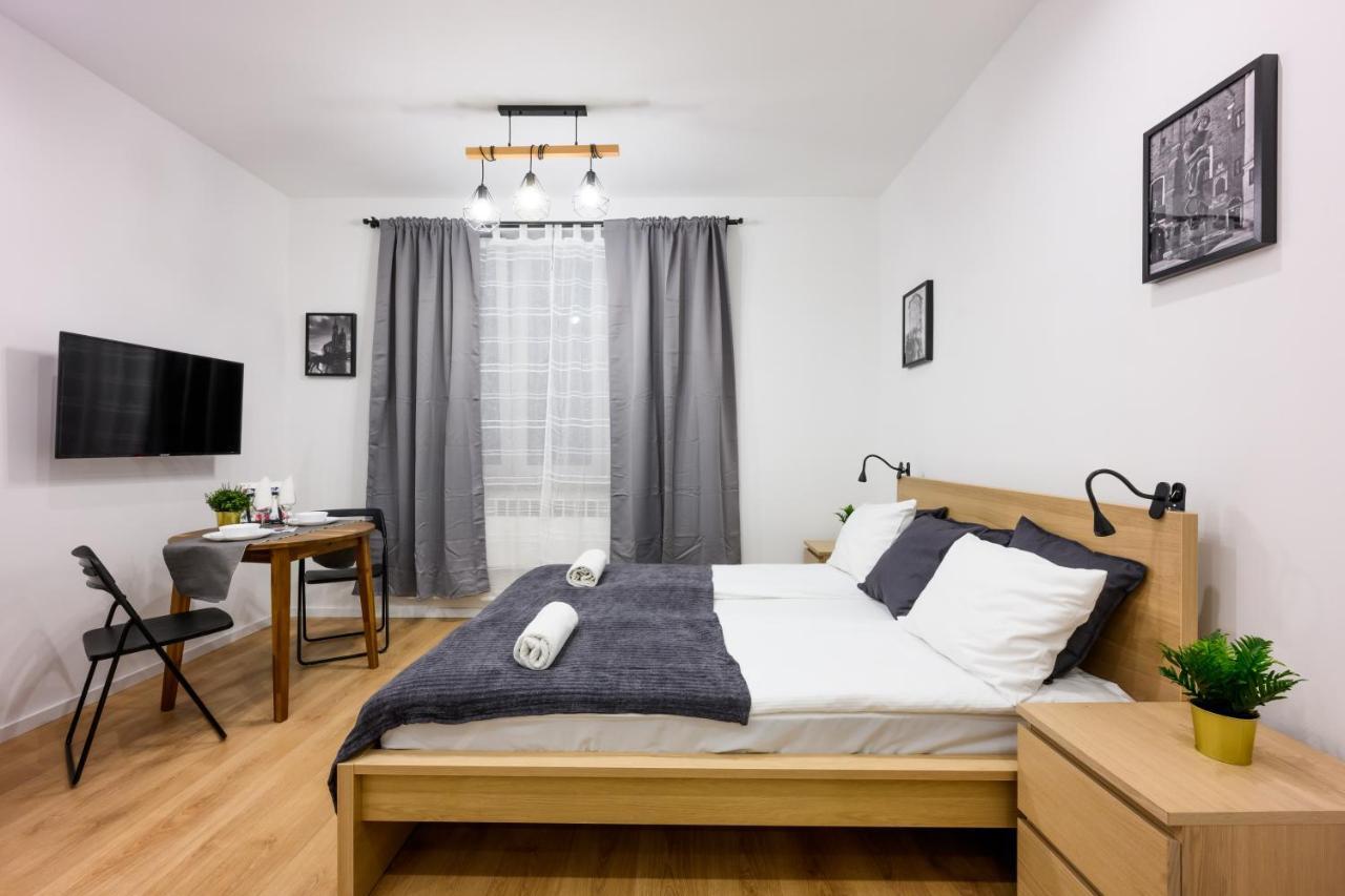 Cracow Rent Apartments - Spacious Apartments For 2-7 People In Quiet Area - Kolberga Street Nr 3 - 10 Min To Main Square By Foot Краків Екстер'єр фото